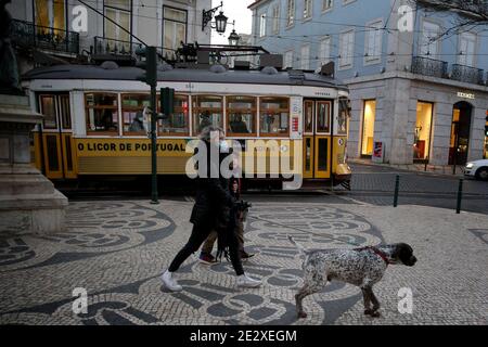 Lisbonne, Portugal. 15 janvier 2021. Une femme et un enfant marchent un chien le premier jour du deuxième confinement national pour combattre la pandémie du coronavirus COVID-19 à Lisbonne, au Portugal, le 15 janvier 2021. Le Premier ministre portugais Antonio Costa a annoncé mercredi dernier un nouveau confinement entre janvier 15 et 30 avec les mêmes mesures restrictives de mars et avril 2020, avec la seule nouvelle exception pertinente qui est que les écoles resteront en pleine opération. Crédit : Pedro Fiuza/ZUMA Wire/Alay Live News Banque D'Images