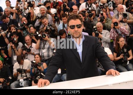 Russell Crowe pose à un photocall pour le film du réalisateur britannique Ridley Scott 'Robin des Bois', présenté hors compétition au 63e Festival de Cannes, à Cannes, dans le sud de la France, le 12 mai 2010. Photo de Hahn-Nebinger-Orban/ABACAPRESS.COM Banque D'Images