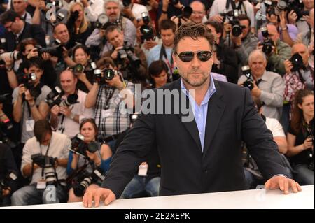 Russell Crowe pose à un photocall pour le film du réalisateur britannique Ridley Scott 'Robin des Bois', présenté hors compétition au 63e Festival de Cannes, à Cannes, dans le sud de la France, le 12 mai 2010. Photo de Hahn-Nebinger-Orban/ABACAPRESS.COM Banque D'Images