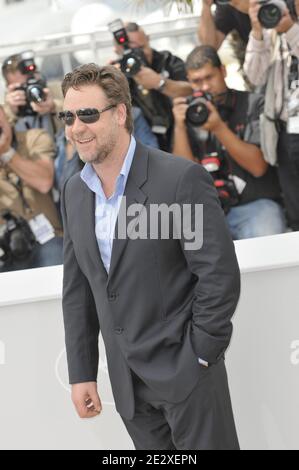 Russell Crowe pose à un photocall pour le film du réalisateur britannique Ridley Scott 'Robin des Bois', présenté hors compétition au 63e Festival de Cannes, à Cannes, dans le sud de la France, le 12 mai 2010. Photo de Nicolas Genin/ABACAPRESS.COM Banque D'Images