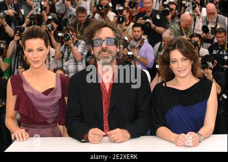 (G-D) Kate Beckinsale, Tim Burton (Président) et Giovanna Mezzogiorno posent au photocall des membres du jury au 63e Festival de Cannes, dans le sud de la France, le 12 mai 2010. Photo de Hahn-Nebinger-Orban/ABACAPRESS.COM Banque D'Images