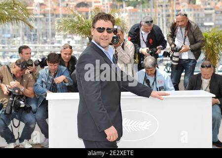 Russell Crowe pose à un photocall pour le film du réalisateur britannique Ridley Scott 'Robin des Bois', présenté hors compétition au 63e Festival de Cannes, à Cannes, dans le sud de la France, le 12 mai 2010. Photo de Hahn-Nebinger-Orban/ABACAPRESS.COM Banque D'Images