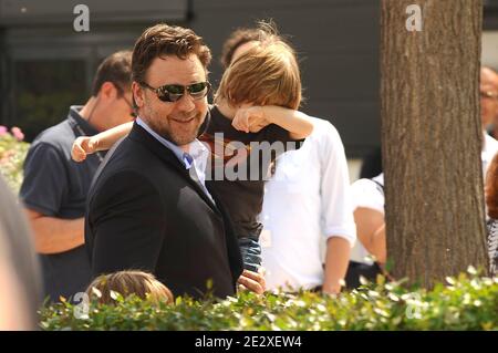 Russell Crowe pose à un photocall pour le film du réalisateur britannique Ridley Scott 'Robin des Bois', présenté hors compétition au 63e Festival de Cannes, à Cannes, dans le sud de la France, le 12 mai 2010. Photo de Hahn-Nebinger-Orban/ABACAPRESS.COM Banque D'Images