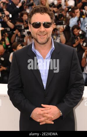 Russell Crowe pose à un photocall pour le film du réalisateur britannique Ridley Scott 'Robin des Bois', présenté hors compétition au 63e Festival de Cannes, à Cannes, dans le sud de la France, le 12 mai 2010. Photo de Hahn-Nebinger-Orban/ABACAPRESS.COM Banque D'Images