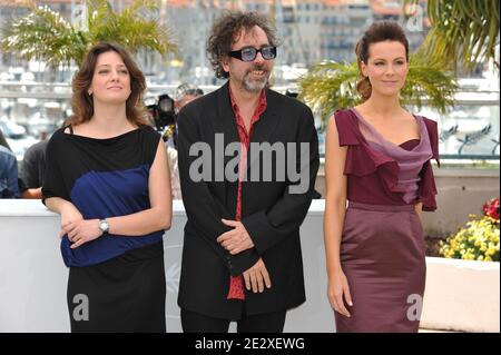 (G-D) Giovanna Mezzogiorno, Tim Burton (Président) et Kate Beckinsale posent au photocentre des membres du jury au 63e Festival de Cannes, dans le sud de la France, le 12 mai 2010. Photo de Hahn-Nebinger-Orban/ABACAPRESS.COM Banque D'Images