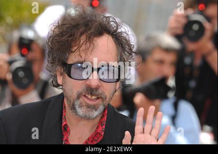 Tim Burton, directeur américain et président du jury, pose au photocentre des membres du jury au 63e Festival du film de Cannes, dans le sud de la France, le 12 mai 2010. Photo de Hahn-Nebinger-Orban/ABACAPRESS.COM Banque D'Images