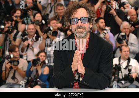 Tim Burton, directeur américain et président du jury, pose au photocentre des membres du jury au 63e Festival du film de Cannes, dans le sud de la France, le 12 mai 2010. Photo de Hahn-Nebinger-Orban/ABACAPRESS.COM Banque D'Images