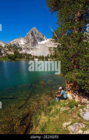 Eau de randonnée purifiante sur les rives du lac Treasure, John Muir Wilderness, Sierra Nevada Mountains, Californie États-Unis Banque D'Images