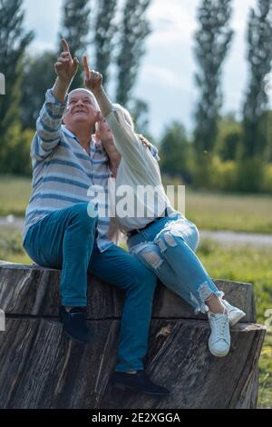 couple senior heureux datant et embrassant et parler dans le parc par beau temps Banque D'Images