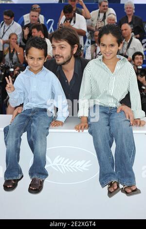 L'acteur Christopher Ruiz-Esparza, le réalisateur Diego Luna et Gerardo Ruiz-Esparza assistent à la séance photo « Abel » lors du 63e Festival de Cannes, le 14 mai 2010. Photo de Hahn-Nebinger-Orban/ABACAPRESS.COM Banque D'Images