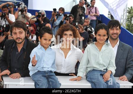 Les acteurs José Maria Yazpik, Karina Gidi , Christopher Ruiz-Esparza, Gerardo Ruiz-Esparza et le réalisateur Diego Luna assistent à la photo « Abel » lors du 63e Festival du film de Cannes, le 14 mai 2010. Photo de Hahn-Nebinger-Orban/ABACAPRESS.COM Banque D'Images