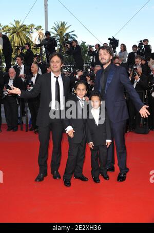 Gael Garcia Bernal pose avec les acteurs de 'Abel' les acteurs Jose Maria Yazpik, Karina Gidi , Christopher Ruiz-Esparza, Gerardo Ruiz-Esparza et le réalisateur Diego Luna arrivant à la première de 'Wall Street: Money Never dorts' présenté hors compétition lors du 63e Festival de Cannes, dans le sud de la France, le 14 mai 2010. Photo de Hahn-Nebinger-Orban/ABACAPRESS.COM Banque D'Images