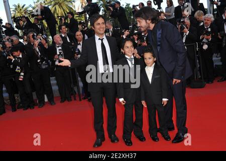 Gael Garcia Bernal pose avec les acteurs de 'Abel' les acteurs Jose Maria Yazpik, Karina Gidi , Christopher Ruiz-Esparza, Gerardo Ruiz-Esparza et le réalisateur Diego Luna arrivant à la première de 'Wall Street: Money Never dorts' présenté hors compétition lors du 63e Festival de Cannes, dans le sud de la France, le 14 mai 2010. Photo de Hahn-Nebinger-Orban/ABACAPRESS.COM Banque D'Images