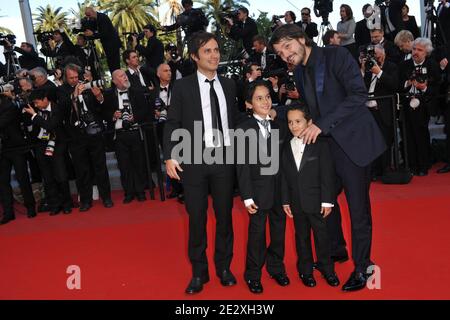 Gael Garcia Bernal pose avec les acteurs de 'Abel' les acteurs Jose Maria Yazpik, Karina Gidi , Christopher Ruiz-Esparza, Gerardo Ruiz-Esparza et le réalisateur Diego Luna arrivant à la première de 'Wall Street: Money Never dorts' présenté hors compétition lors du 63e Festival de Cannes, dans le sud de la France, le 14 mai 2010. Photo de Hahn-Nebinger-Orban/ABACAPRESS.COM Banque D'Images