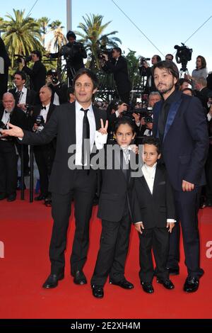 Gael Garcia Bernal pose avec les acteurs de 'Abel' les acteurs Jose Maria Yazpik, Karina Gidi , Christopher Ruiz-Esparza, Gerardo Ruiz-Esparza et le réalisateur Diego Luna arrivant à la première de 'Wall Street: Money Never dorts' présenté hors compétition lors du 63e Festival de Cannes, dans le sud de la France, le 14 mai 2010. Photo de Hahn-Nebinger-Orban/ABACAPRESS.COM Banque D'Images