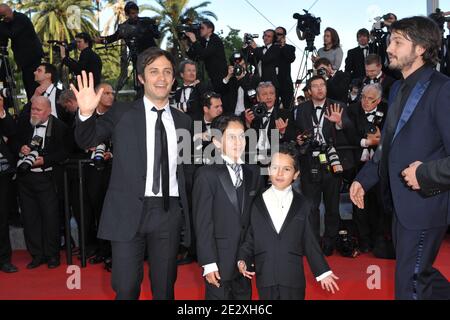 Gael Garcia Bernal pose avec les acteurs de 'Abel' les acteurs Jose Maria Yazpik, Karina Gidi , Christopher Ruiz-Esparza, Gerardo Ruiz-Esparza et le réalisateur Diego Luna arrivant à la première de 'Wall Street: Money Never dorts' présenté hors compétition lors du 63e Festival de Cannes, dans le sud de la France, le 14 mai 2010. Photo de Hahn-Nebinger-Orban/ABACAPRESS.COM Banque D'Images