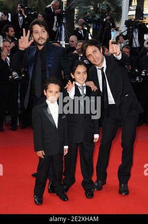 Gael Garcia Bernal pose avec les acteurs de 'Abel' les acteurs Jose Maria Yazpik, Karina Gidi , Christopher Ruiz-Esparza, Gerardo Ruiz-Esparza et le réalisateur Diego Luna arrivant à la première de 'Wall Street: Money Never dorts' présenté hors compétition lors du 63e Festival de Cannes, dans le sud de la France, le 14 mai 2010. Photo de Hahn-Nebinger-Orban/ABACAPRESS.COM Banque D'Images