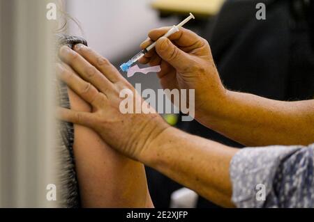 EINDHOVEN, PAYS-BAS - JANVIER 15 : un professionnel de la santé reçoit le vaccin contre le coronavirus Pfizer dans le centre sportif en salle au début de la campagne de vaccination COVID-19 le 15 janvier 2021 à Eindhoven, pays-Bas. (Photo de Joris verwijst/BSR Agency/Alay Live News) Banque D'Images