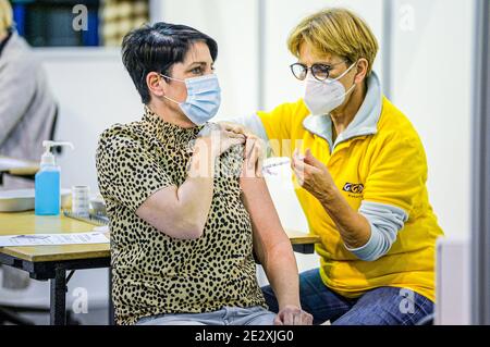 EINDHOVEN, PAYS-BAS - JANVIER 15 : un professionnel de la santé reçoit le vaccin contre le coronavirus Pfizer dans le centre sportif en salle au début de la campagne de vaccination COVID-19 le 15 janvier 2021 à Eindhoven, pays-Bas. (Photo de Joris verwijst/BSR Agency/Alay Live News) Banque D'Images