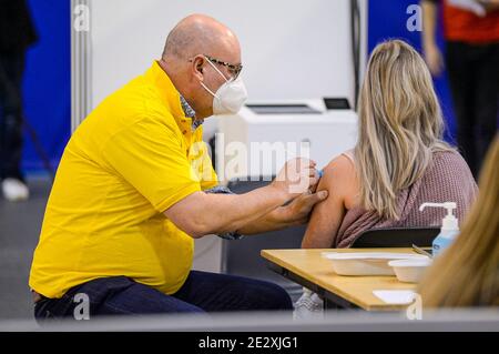 EINDHOVEN, PAYS-BAS - JANVIER 15 : un professionnel de la santé reçoit le vaccin contre le coronavirus Pfizer dans le centre sportif en salle au début de la campagne de vaccination COVID-19 le 15 janvier 2021 à Eindhoven, pays-Bas. (Photo de Joris verwijst/BSR Agency/Alay Live News) Banque D'Images