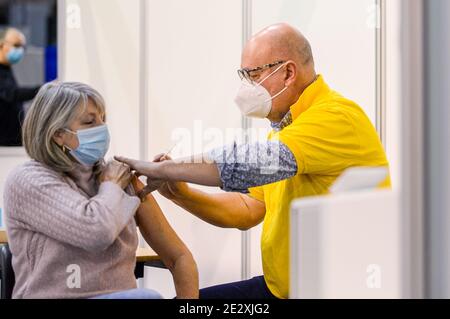 EINDHOVEN, PAYS-BAS - JANVIER 15 : un professionnel de la santé reçoit le vaccin contre le coronavirus Pfizer dans le centre sportif en salle au début de la campagne de vaccination COVID-19 le 15 janvier 2021 à Eindhoven, pays-Bas. (Photo de Joris verwijst/BSR Agency/Alay Live News) Banque D'Images