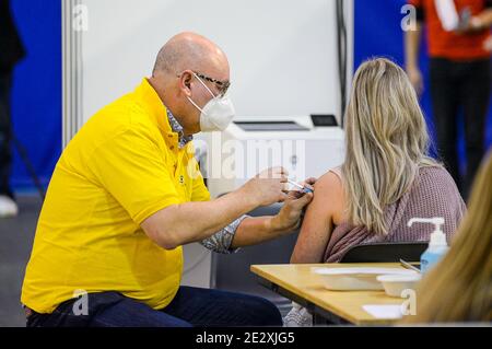EINDHOVEN, PAYS-BAS - JANVIER 15 : un professionnel de la santé reçoit le vaccin contre le coronavirus Pfizer dans le centre sportif en salle au début de la campagne de vaccination COVID-19 le 15 janvier 2021 à Eindhoven, pays-Bas. (Photo de Joris verwijst/BSR Agency/Alay Live News) Banque D'Images