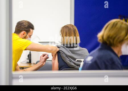 EINDHOVEN, PAYS-BAS - JANVIER 15 : un professionnel de la santé reçoit le vaccin contre le coronavirus Pfizer dans le centre sportif en salle au début de la campagne de vaccination COVID-19 le 15 janvier 2021 à Eindhoven, pays-Bas. (Photo de Joris verwijst/BSR Agency/Alay Live News) Banque D'Images