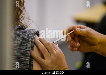 EINDHOVEN, PAYS-BAS - JANVIER 15 : un professionnel de la santé reçoit le vaccin contre le coronavirus Pfizer dans le centre sportif en salle au début de la campagne de vaccination COVID-19 le 15 janvier 2021 à Eindhoven, pays-Bas. (Photo de Joris verwijst/BSR Agency/Alay Live News) Banque D'Images