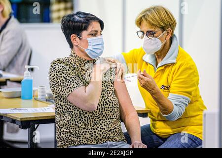 EINDHOVEN, PAYS-BAS - JANVIER 15 : un professionnel de la santé reçoit le vaccin contre le coronavirus Pfizer dans le centre sportif en salle au début de la campagne de vaccination COVID-19 le 15 janvier 2021 à Eindhoven, pays-Bas. (Photo de Joris verwijst/BSR Agency/Alay Live News) Banque D'Images