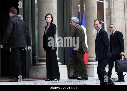 Le conseiller diplomatique Jean-David Lewitt reçoit l'universitaire français Clotilde Reiss, accompagnée de Bernard Poletti, ambassadeur français en Iran, et de son père, Remi Reiss, à l'Elysée à Paris, après son retour de Téhéran, le 16 mai 2010. Reiss, qui avait été arrêté et détenu en Iran depuis juillet dernier, a quitté Téhéran tôt dimanche pour Paris une semaine après que la France ait rejeté un appel des États-Unis pour l'extradition de Majid Kakavand et l'a laissé rentrer chez lui. Photo par Stephane Lemouton/ABACAPRESS.COM Banque D'Images