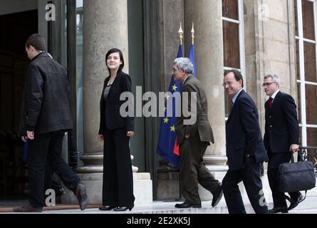 Le conseiller diplomatique Jean-David Lewitt reçoit l'universitaire français Clotilde Reiss, accompagnée de Bernard Poletti, ambassadeur français en Iran, et de son père, Remi Reiss, à l'Elysée à Paris, après son retour de Téhéran, le 16 mai 2010. Reiss, qui avait été arrêté et détenu en Iran depuis juillet dernier, a quitté Téhéran tôt dimanche pour Paris une semaine après que la France ait rejeté un appel des États-Unis pour l'extradition de Majid Kakavand et l'a laissé rentrer chez lui. Photo par Stephane Lemouton/ABACAPRESS.COM Banque D'Images