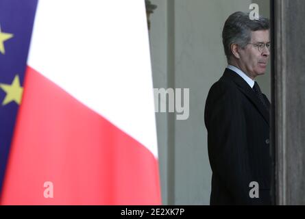 Le conseiller diplomatique Jean-David Lewitt fréquente l'universitaire français Clotilde Reiss à l'Elysée à Paris après son retour de Téhéran, le 16 mai 2010. Reiss, qui avait été arrêté et détenu en Iran depuis juillet dernier, a quitté Téhéran tôt dimanche pour Paris une semaine après que la France ait rejeté un appel des États-Unis pour l'extradition de Majid Kakavand et l'a laissé rentrer chez lui. Photo par Stephane Lemouton/ABACAPRESS.COM Banque D'Images