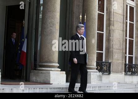 Le conseiller diplomatique Jean-David Lewitt fréquente l'universitaire français Clotilde Reiss à l'Elysée à Paris après son retour de Téhéran, le 16 mai 2010. Reiss, qui avait été arrêté et détenu en Iran depuis juillet dernier, a quitté Téhéran tôt dimanche pour Paris une semaine après que la France ait rejeté un appel des États-Unis pour l'extradition de Majid Kakavand et l'a laissé rentrer chez lui. Photo par Stephane Lemouton/ABACAPRESS.COM Banque D'Images