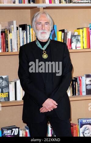 L'écrivain et réalisateur autrichien Michael Haneke reçoit le titre de commandant de l'ordre des Arts et de la Littérature au Palais des Festivals lors du 63e Festival annuel du film de Cannes, France, le 16 mai 2010. Photo de Nicolas Briquet/ABACAPRESS.COM Banque D'Images