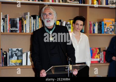 L'écrivain et réalisateur autrichien Michael Haneke pose avec l'actrice Juliette Binoche en tant que commandant de l'ordre des Arts et de la Littérature au Palais des Festivals lors du 63e Festival annuel du film de Cannes, le 16 mai 2010. Photo de Nicolas Briquet/ABACAPRESS.COM Banque D'Images