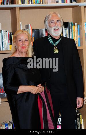 L'écrivain et réalisateur autrichien Michael Haneke pose avec sa femme Suzie alors qu'il reçoit le commandant de l'ordre des Arts et de la Littérature au Palais des Festivals lors du 63e Festival annuel du film de Cannes, le 16 mai 2010. Photo de Nicolas Briquet/ABACAPRESS.COM Banque D'Images