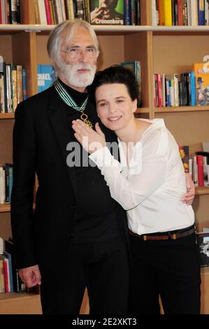 L'écrivain et réalisateur autrichien Michael Haneke pose avec l'actrice Juliette Binoche en tant que commandant de l'ordre des Arts et de la Littérature au Palais des Festivals lors du 63e Festival annuel du film de Cannes, le 16 mai 2010. Photo de Nicolas Briquet/ABACAPRESS.COM Banque D'Images