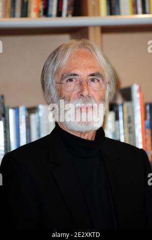 L'écrivain et réalisateur autrichien Michael Haneke reçoit le titre de commandant de l'ordre des Arts et de la Littérature au Palais des Festivals lors du 63e Festival annuel du film de Cannes, France, le 16 mai 2010. Photo de Nicolas Briquet/ABACAPRESS.COM Banque D'Images