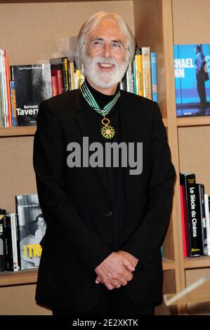 L'écrivain et réalisateur autrichien Michael Haneke reçoit le titre de commandant de l'ordre des Arts et de la Littérature au Palais des Festivals lors du 63e Festival annuel du film de Cannes, France, le 16 mai 2010. Photo de Nicolas Briquet/ABACAPRESS.COM Banque D'Images