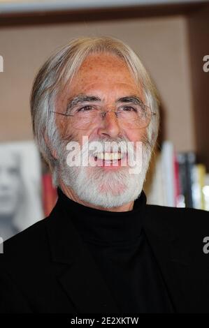 L'écrivain et réalisateur autrichien Michael Haneke reçoit le titre de commandant de l'ordre des Arts et de la Littérature au Palais des Festivals lors du 63e Festival annuel du film de Cannes, France, le 16 mai 2010. Photo de Nicolas Briquet/ABACAPRESS.COM Banque D'Images