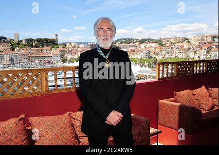 L'écrivain et réalisateur autrichien Michael Haneke reçoit le titre de commandant de l'ordre des Arts et de la Littérature au Palais des Festivals lors du 63e Festival annuel du film de Cannes, France, le 16 mai 2010. Photo de Nicolas Briquet/ABACAPRESS.COM Banque D'Images