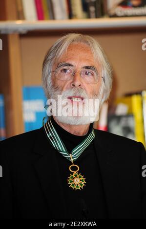 L'écrivain et réalisateur autrichien Michael Haneke reçoit le titre de commandant de l'ordre des Arts et de la Littérature au Palais des Festivals lors du 63e Festival annuel du film de Cannes, France, le 16 mai 2010. Photo de Nicolas Briquet/ABACAPRESS.COM Banque D'Images