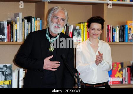 L'écrivain et réalisateur autrichien Michael Haneke pose avec l'actrice Juliette Binoche en tant que commandant de l'ordre des Arts et de la Littérature au Palais des Festivals lors du 63e Festival annuel du film de Cannes, le 16 mai 2010. Photo de Nicolas Briquet/ABACAPRESS.COM Banque D'Images