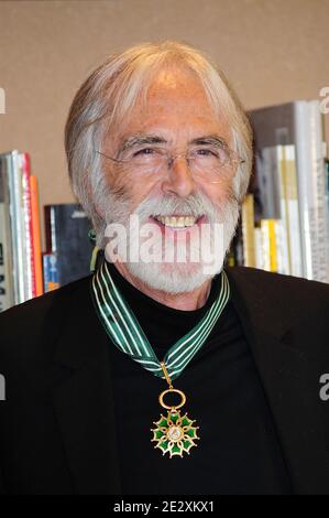 L'écrivain et réalisateur autrichien Michael Haneke reçoit le titre de commandant de l'ordre des Arts et de la Littérature au Palais des Festivals lors du 63e Festival annuel du film de Cannes, France, le 16 mai 2010. Photo de Nicolas Briquet/ABACAPRESS.COM Banque D'Images