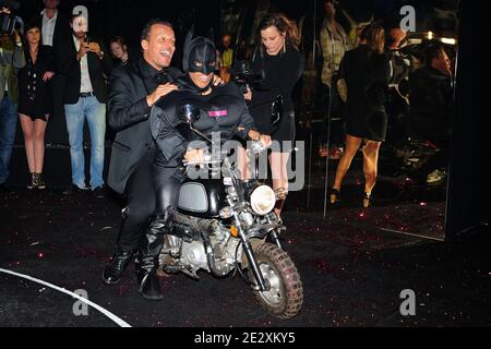 Jean Roch pose pour les photographes à la salle VIP de Cannes, France, le 16 mai 2010. Photo de Nicolas Briquet/ABACAPRESS.COM Banque D'Images