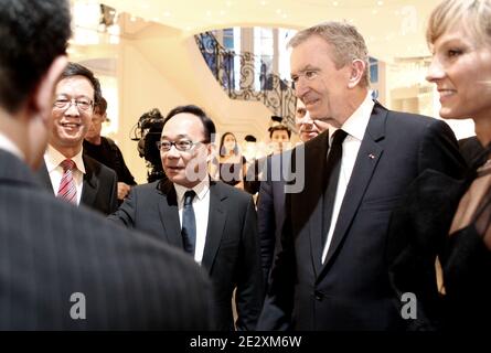 Bernard Arnault, PDG de LVMH, et son épouse Hélène Arnault assistent à l'inauguration de l'espace Dior sur la plaza 66, à Shanghai, en Chine, le 14 mai 2010. Photo de Stephane Lemouton/ABACAPRESS.COM Banque D'Images