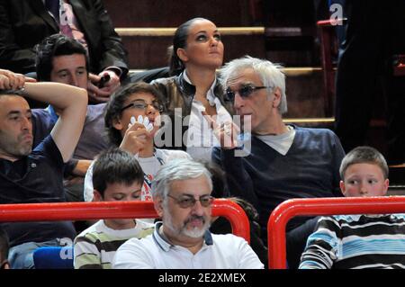 Veuillez cacher le visage de l'enfant avant la publication de l'acteur français Gérard Darmon et son fils lors du match de basket-ball de la coupe française, Orléans vs Gravelines au Palais Omnisports de Bercy à Paris, France le 16 mai 2010. Orléans a gagné 73-69. Photo de Thierry Plessis/ABACAPRESS.COM Banque D'Images