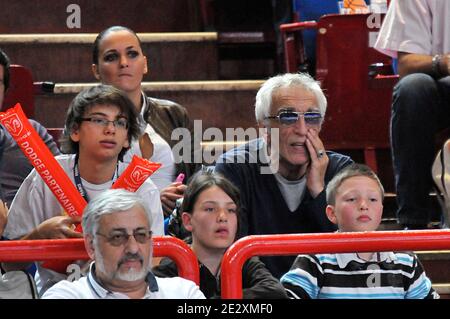 Veuillez cacher le visage de l'enfant avant la publication de l'acteur français Gérard Darmon et son fils lors du match de basket-ball de la coupe française, Orléans vs Gravelines au Palais Omnisports de Bercy à Paris, France le 16 mai 2010. Orléans a gagné 73-69. Photo de Thierry Plessis/ABACAPRESS.COM Banque D'Images