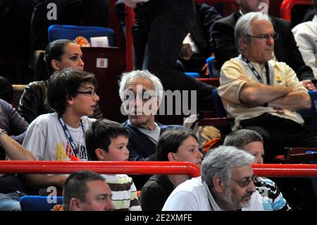 Veuillez cacher le visage de l'enfant avant la publication de l'acteur français Gérard Darmon et son fils lors du match de basket-ball de la coupe française, Orléans vs Gravelines au Palais Omnisports de Bercy à Paris, France le 16 mai 2010. Orléans a gagné 73-69. Photo de Thierry Plessis/ABACAPRESS.COM Banque D'Images