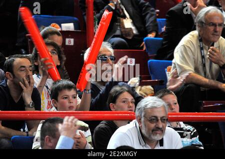 Veuillez cacher le visage de l'enfant avant la publication de l'acteur français Gérard Darmon et son fils lors du match de basket-ball de la coupe française, Orléans vs Gravelines au Palais Omnisports de Bercy à Paris, France le 16 mai 2010. Orléans a gagné 73-69. Photo de Thierry Plessis/ABACAPRESS.COM Banque D'Images